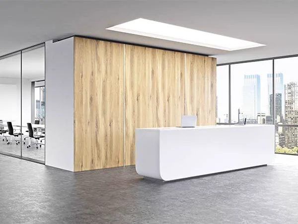 Recepción corporativa con revestimiento de madera